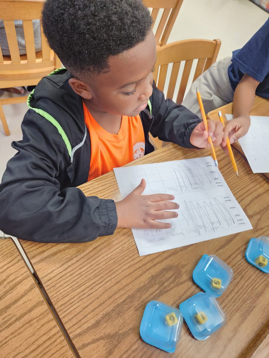 Dice for the win! #placevalue <a href="/DicksonTigers/">E.R. Dickson Tigers</a>