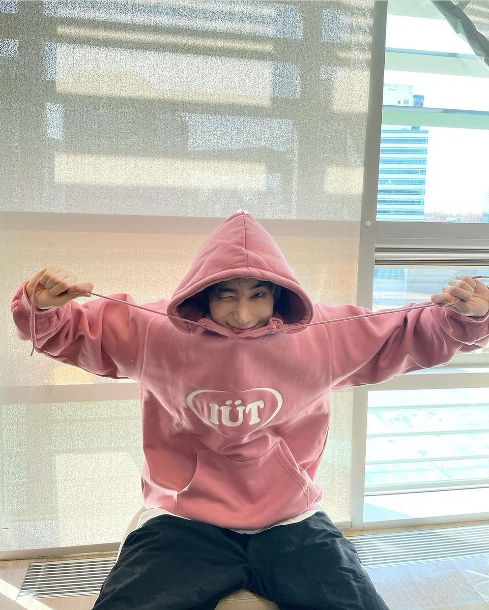 AM93HJ's tweet photo. @ 𝐣𝐮𝐧𝐠𝐰𝐨𝐨'𝗌 𝗃𝗎𝗌𝗍 𝗉𝗈𝗌𝗍𝖾𝖽 𝐨𝐧 𝐢𝐠 ; #apgram —

Depois de receber a notícia que íamos pra casa, com a preguiça que eu tô pra arrumar as coisas. 

📍somewhere. https://t.co/06qB7HLXVG