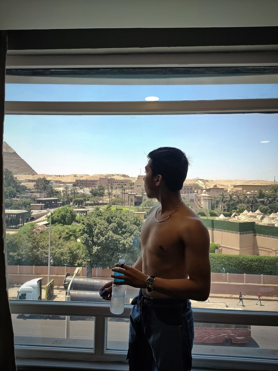DeepakRSharma11's tweet photo. If I was you, I’d wanna be me too... 

#pyramidofgiza #cairo #Egypt https://t.co/CbZtKJEJmb
