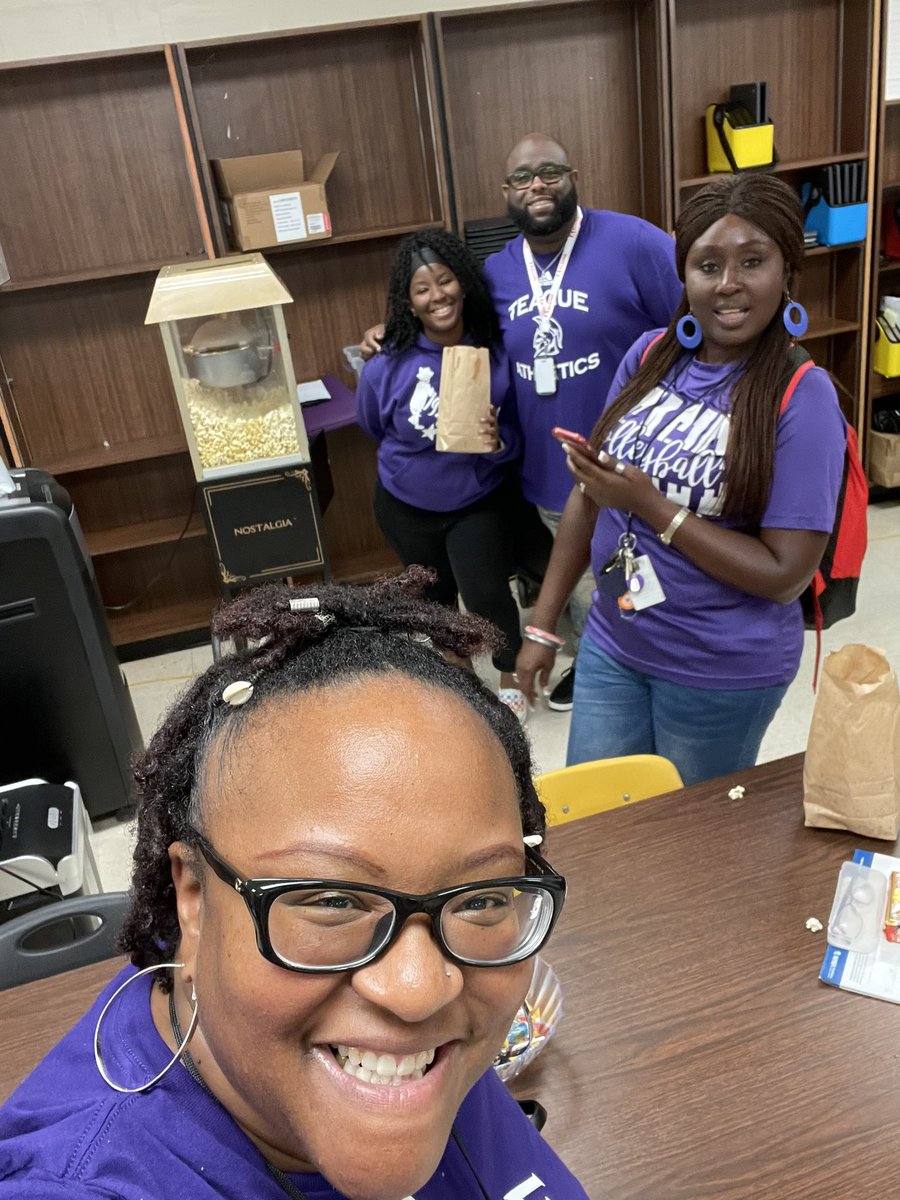 Several of our amazing teachers popped by for a yummy snack to end a wonderful first week @TeagueMS_AISD! Thank you @FredrickProcto2 our SEL champion for providing the 🍿the smiles were priceless. @gwschattle281 @AldineISD #trojanforward #itspersonal #MyAldine