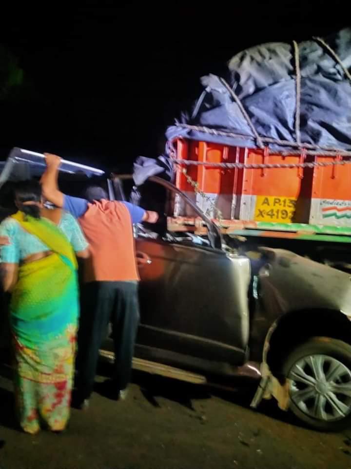 bidarupdates's tweet photo. ಜಹಿರಾಬಾದ�� ಬಳಿ ನಡೆದ ರಸ್ತೆ ಅಪಘಾತದಲ್ಲಿ ಜಿಲ್ಲೆಯ ಇಬ್ಬರು ಯುವಕರು ಮೃತಪಟ್ಟಿದ್ದಾರೆ.ಔರಾದ್ ತಾಲ್ಲೂಕಿನ ನಾಗಮಾರಪಳ್ಳಿಯ ಅವಿರಾಜ ಚಂದ್ರಕಾಂತ ಘೋಡೆ (26) ಹಾಗೂ ಬೀದರ್‌ನ ಗುಂಪಾ ನಿವಾಸಿ ವೀರೇಶ (32) ಮೃತರು. ಹೈದರಾಬಾದ್‌ಗೆ ಕಾರಿನಲ್ಲಿ ತೆರಳುತ್ತಿದ್ದಾಗ ಎದುರಿನಿಂದ ಬಂದ ಲಾರಿಗೆ ಕಾರು ಡಿಕ್ಕಿ ಹೊಡೆದು ಈ ದುರಂತ ಸಂಭವಿಸಿದೆ https://t.co/m5QsIDjOvO