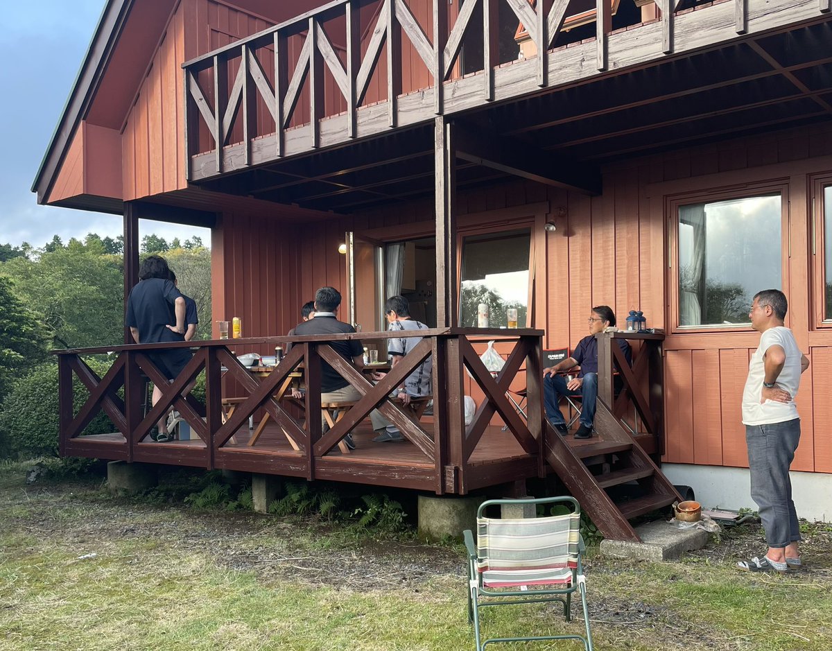 jutarotakahashi's tweet photo. 建築士たちが集まって経営者合宿。今回はKSJ(建築サバイバル塾)の枠組みで、田村誠邦先生の別荘にて。 https://t.co/6A8iRn3Sx2
