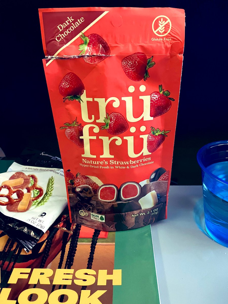 LWachowska's tweet photo. Enjoying a new snack selection while flying back home #United.  Very impressed with the crew member who quickly lifted some miles from my account to pay for these goodies https://t.co/f8lQoL9t9B