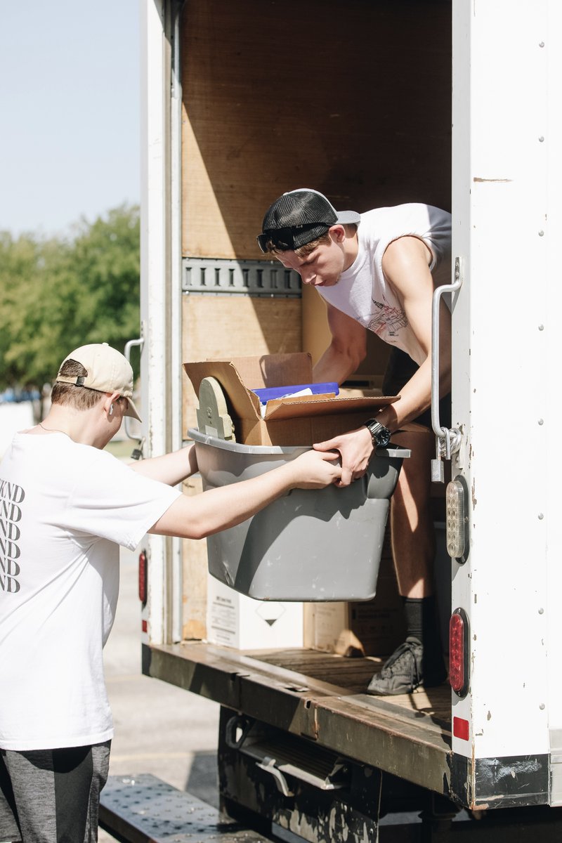 DBUAlumni's tweet photo. Today, students participated in various service projects in the local community. 

As the heartbeat behind all that DBU does, servant leadership begins the day you step foot on the Hill. Each year, freshmen leave impacted by the Gospel and with a greater understanding of service. https://t.co/57Lz5TrjeW