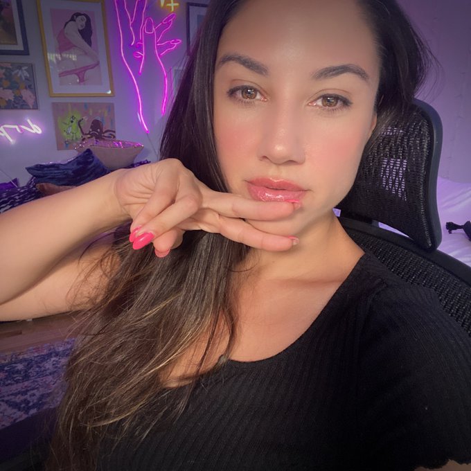 Live: https://t.co/5LmNBDd6Ah   💄 https://t.co/TAGvAajVbH