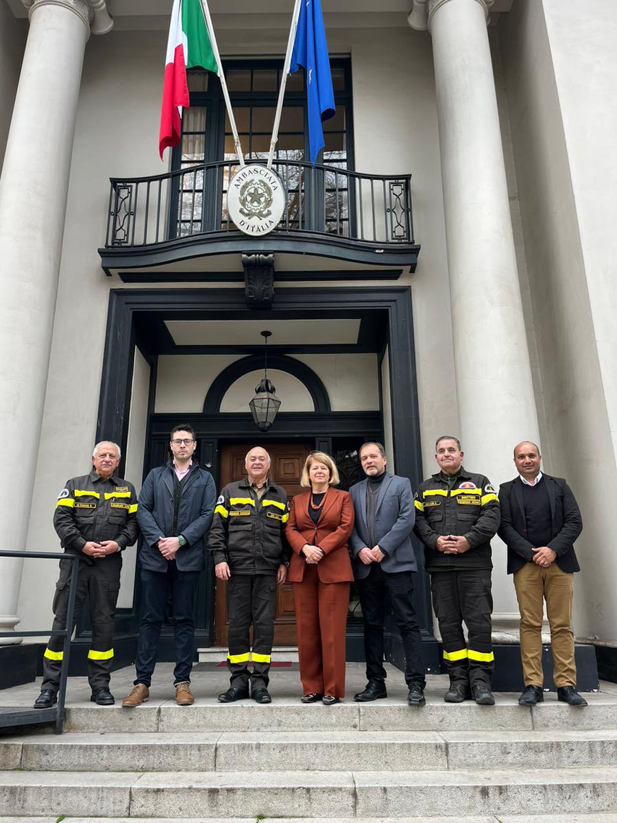 Sesta Compagnia di Pompieri 🇮🇹 (@sesta_compagnia) on Twitter photo Esta tarde los directores de la Fratellanza di Compagnie Italiane del Cile se reunieron con la Ambasciatrice Valeria Biagiotti en la Embajada de la República Italiana en Chile.
<a href="/ItalyinChile/">Italy in Chile</a> <a href="/ItalyMFA/">Farnesina 🇮🇹</a>
👉🏻 sesta.cl
#CBV1851 #vivereALLitaliana #SestaCBV #Chile Esta tarde los directores de la Fratellanza di Compagnie Italiane del Cile se reunieron con la Ambasciatrice Valeria Biagiotti en la Embajada de la República Italiana en Chile.
<a href="/ItalyinChile/">Italy in Chile</a> <a href="/ItalyMFA/">Farnesina 🇮🇹</a>
👉🏻 sesta.cl
#CBV1851 #vivereALLitaliana #SestaCBV #Chile