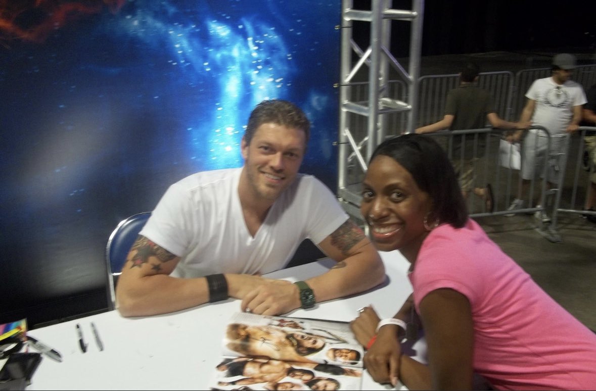 Realtwinrozay's tweet photo. #FlashbackFriday - WrestleMania 28 weekend
Thank you, Edge! #25YearsOfEdge #OnThisDay #Spear #Brood #EdgeAndChristian #TLC #ReeksOfAwesomeness #ConChairto #5SecondPose #SmackDown https://t.co/hlZvWtpYpK