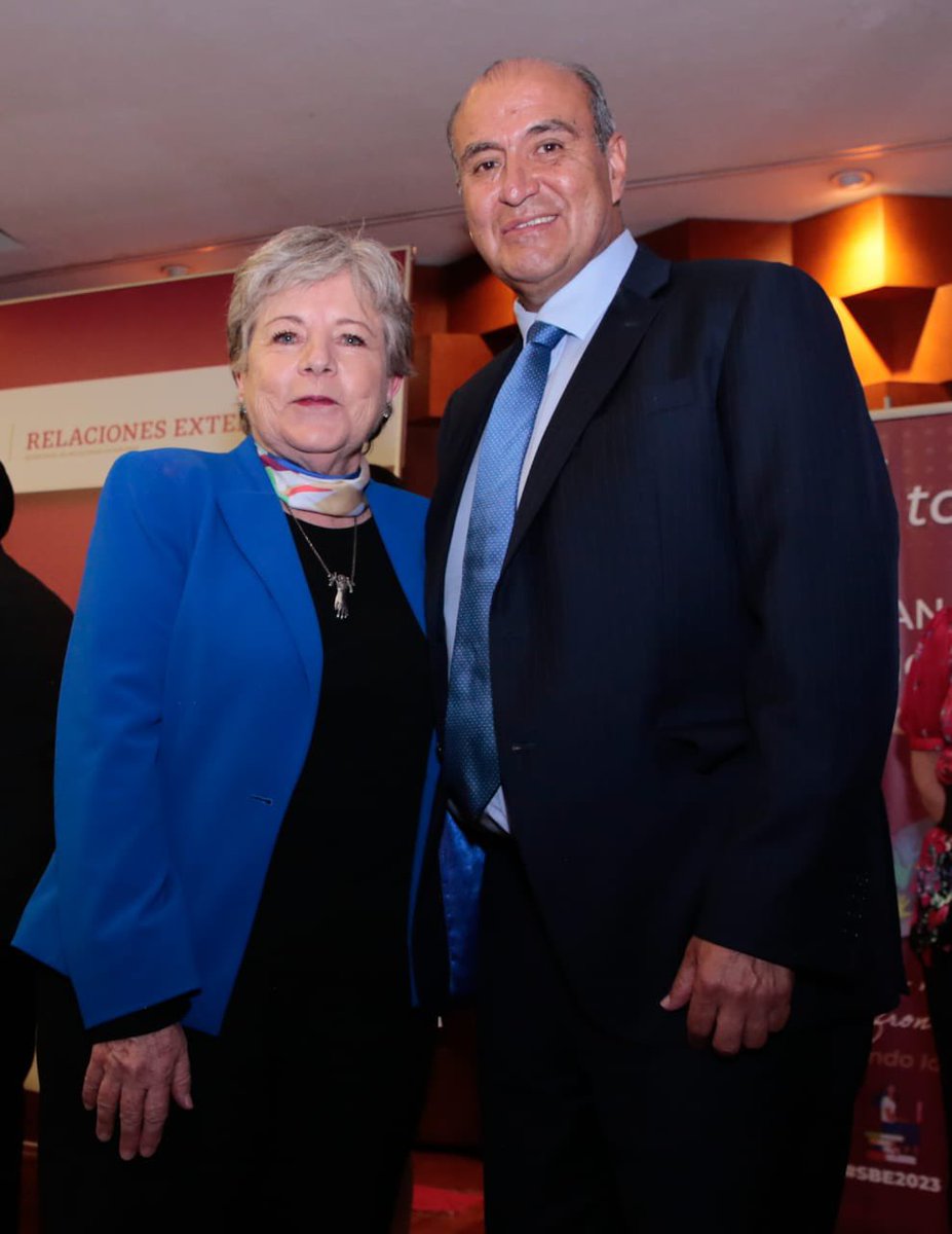 natycastrejonv's tweet photo. Es un privilegio acompañar a las secretarias de @SRE_mx y 
@SEP_MX, @aliciabarcena y @Letamaya a la Clausura de la Sexta Semana Binacional de Educación del @IME_SRE #SBE2023, espacio que nos brinda la oportunidad para reafirmar los lazos y resaltar el invaluable apoyo de instituciones comprometidas con las necesidades de nuestros connacionales que radican en el extranjero, reciban el saludo del gobernador @juliomenchaca_
 
#PrimeroElPueblo
#PrimeroLaEducación
#ConEducaciónHayTransformación #NatyCastrejón