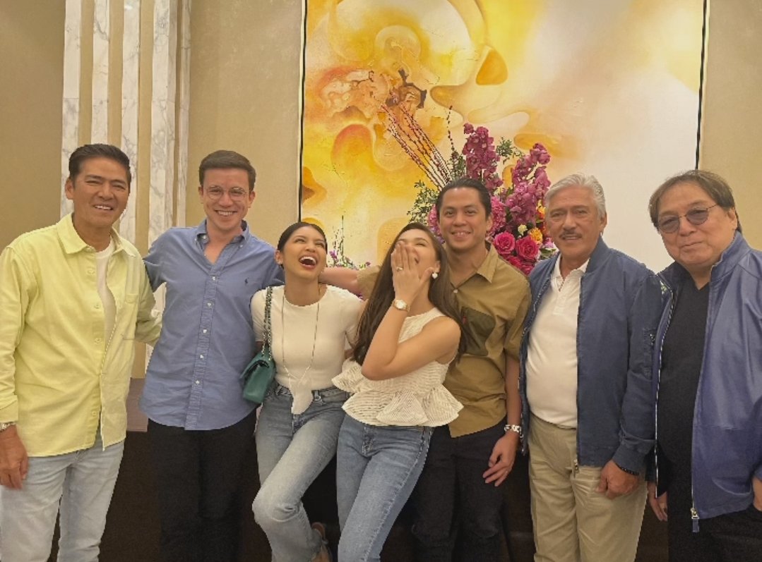 AAArtists_'s tweet photo. Dinner with the newlyweds @mainedcm and Arjo Atayde, Maja Salvador and Rambo Nuñez with Vic Sotto, Tito Sotto, and Joey de Leon. 💛💛💛

#MaineMendoza #AllAccessToArtists #fAAAmily

Photo: Pauleen Luna-Sotto https://t.co/79Tv9Rchyk