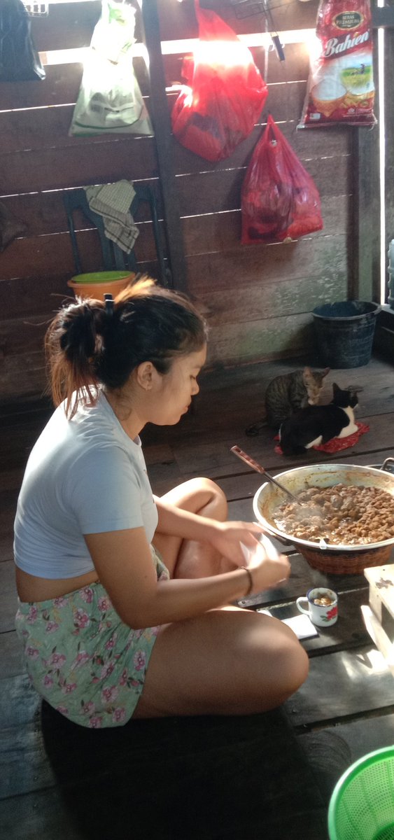 antoniusyoko64's tweet photo. Percuma cantik dan seksi kalau dak mau kerja😍 https://t.co/LyBEk4pBhM
