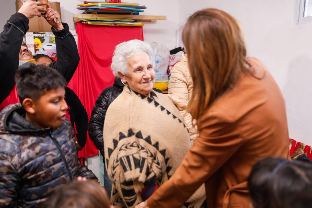 vtolosapaz's tweet photo. #LaPlata: Seguimos acompañando a las familias y a los productores fruti-hortícolas afectados por las inundaciones.

En #Olmos, cientos de vecinos se acercaron a los centros de distribución de alimentos, ropa y artículos de limpieza, que son parte del operativo que llevamos adelante desde el @MDSNacion y el @BAProvincia. 

Estos espacios vinieron para quedarse hasta que todos vuelvan a la normalidad.