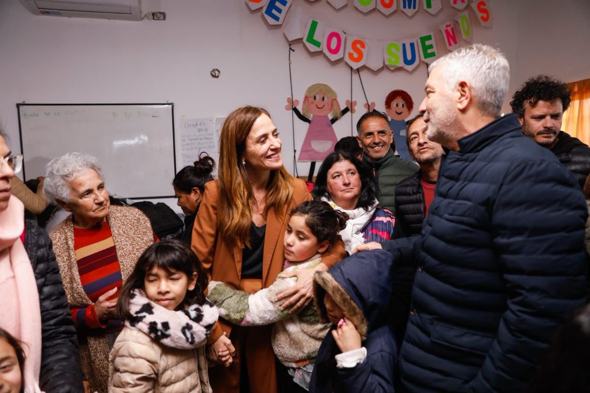 vtolosapaz's tweet photo. #LaPlata: Seguimos acompañando a las familias y a los productores fruti-hortícolas afectados por las inundaciones.

En #Olmos, cientos de vecinos se acercaron a los centros de distribución de alimentos, ropa y artículos de limpieza, que son parte del operativo que llevamos adelante desde el @MDSNacion y el @BAProvincia. 

Estos espacios vinieron para quedarse hasta que todos vuelvan a la normalidad.