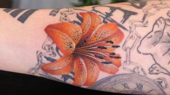 — #JUNGKOOK sobre su tatuaje favorito. 

•  ¿Tienes un tatuaje favorito?

🐰: "Me  gustan mi tatuaje de flor de nacimiento por su lenguaje floral. Significa "Por favor ámame". Es hermoso y doloroso al mismo tiempo, así que me gusta".  🥺