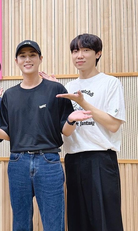 붙어있는 사진보니까 진심 저렇게 생겨서 웃겨서 살짝 눈물남 ㅠㅠ