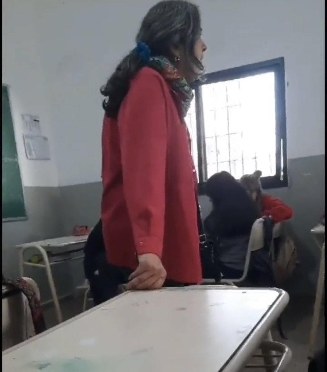 Señores, apartaron de su cargo a la “docente” kirchnerista que buscaba adoctrinar a sus alumnos y ahora pidió que no muestren su cara para evitar repudios. Mira vos. Viva la patria, una mugre menos. 👇👊🇦🇷🚬
