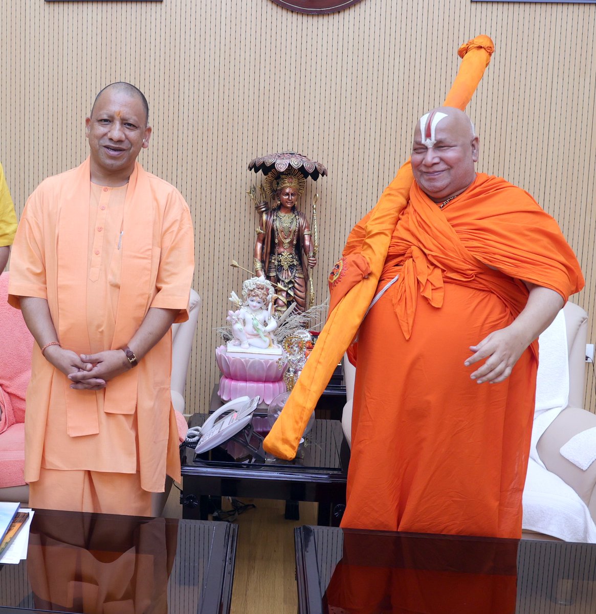 #UPCM <a href="/myogiadityanath/">Yogi Adityanath</a> से आज लखनऊ स्थित उनके सरकारी आवास पर जगद्गुरु रामानंदाचार्य स्वामी रामभद्राचार्य जी महाराज ने शिष्टाचार भेंट की।