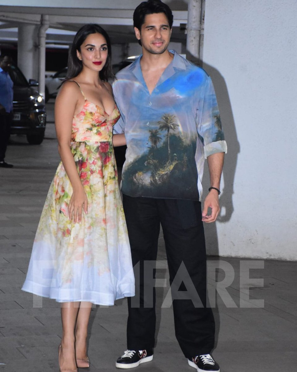 Lovebirds #KiaraAdvani and #SidharthMalhotra clicked at #RiteshSidhwani's birthday bash last night. ♥️