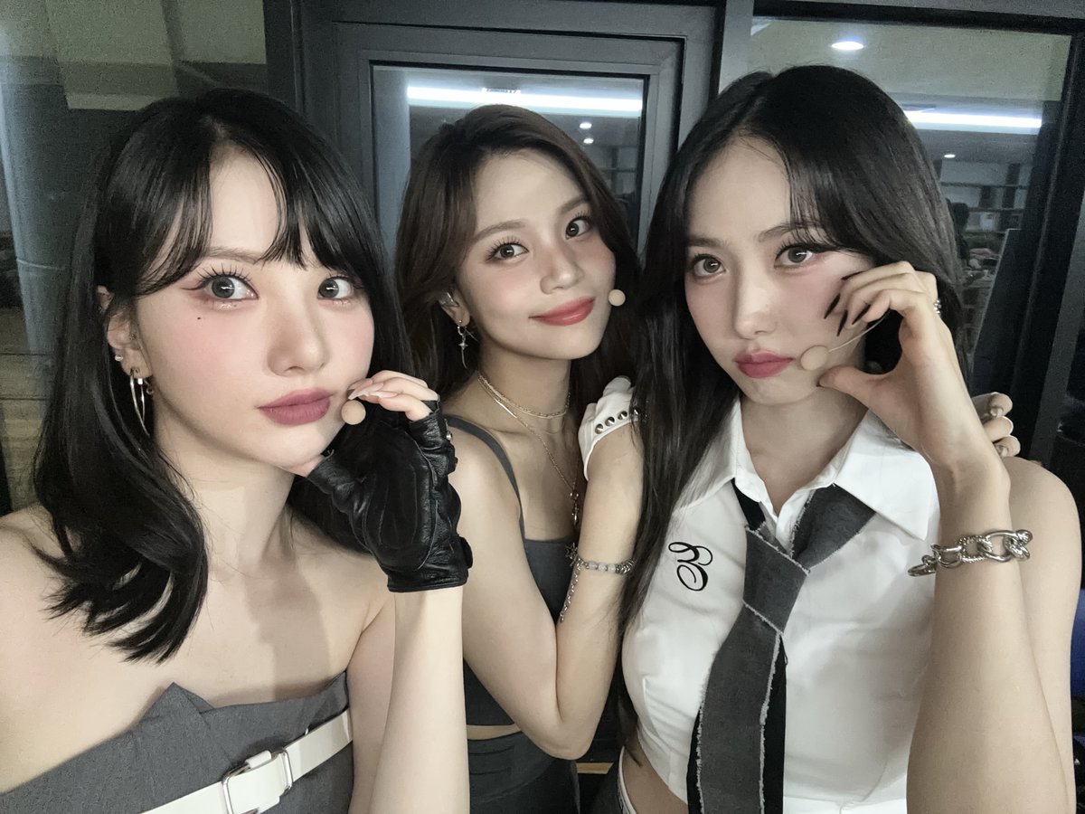 VIVIZ_official's tweet photo. [#VIVIZ] ⏰

잠시 후 3시 15분! MBC <쇼! 음악중심 천안 K-컬처박람회 특집>에 #비비지 가 출연합니다📺
나비들🦋 본방사수하며 무대 천재 비비지와 즐거운 주말 보내 볼까요👀🌟

#은하 #EUNHA #신비 #SINB #엄지 #UMJI #음악중심 #K컬처박람회 https://t.co/zOw4258uIU