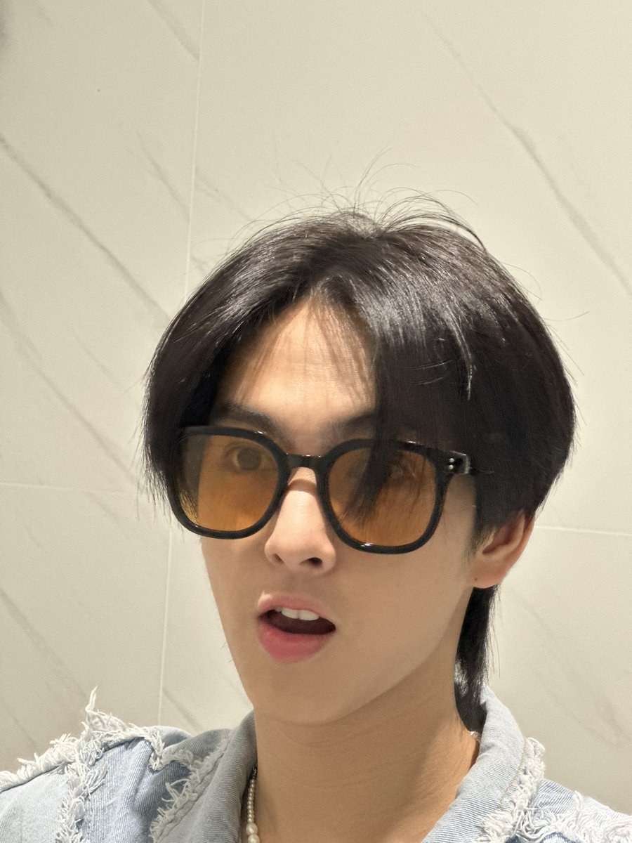 cucopper11's tweet photo. ใส่แแว่นเพราะไม่อยากมองกล้องอยากมองเธอมากกว่า 🤓 https://t.co/E0elqcWIkG