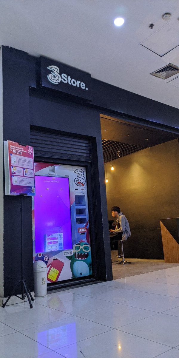 igoeneezm's tweet photo. @triindonesia Nunggu hampir 2 jam buat reaktivasi kartu ga worth it bgt counternya cuma dibuka 2 ini yg antri udah puluhan. Mana ga ada fasilitas Kursi tunggu lagi. Service tri emang downgrade bgt makin kesini 😰
#BadService #triindonesia https://t.co/X3cIMdF0Sy