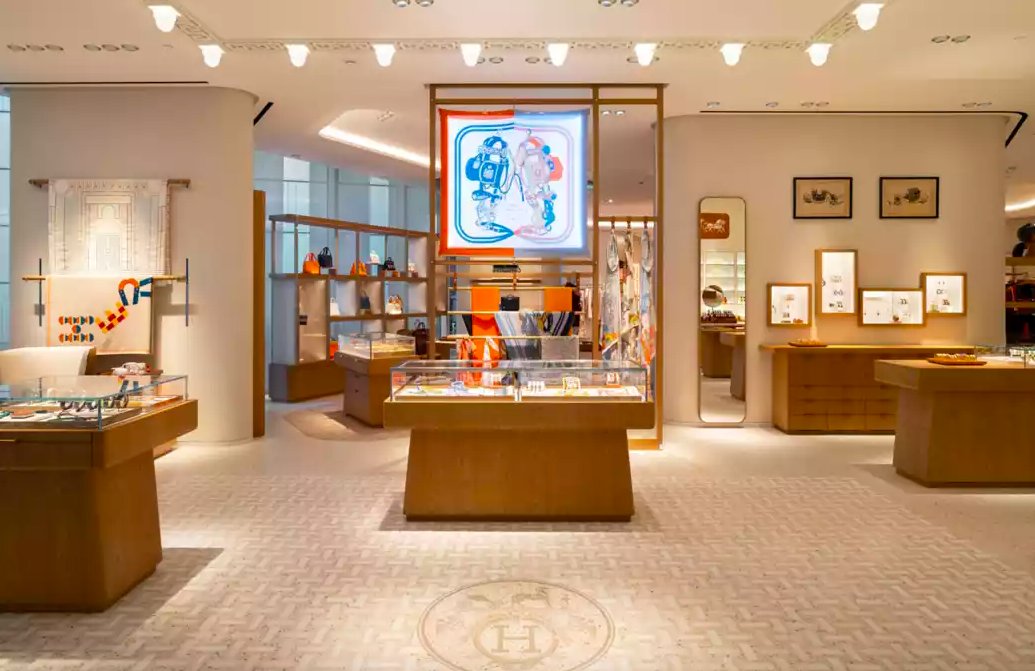 cppluxury's tweet photo. Hermès newly enlarged and renovated store in Abu Dhabi at Maryah Island

#Hermes #HermesAbuDhabi #UAE #AbuDhabi #AlMaryahIsland #luxury #luxuryfashion #luxurybags #luxuryaccessories #luxury #luxuryboutique #luxuryretail #luxurybusiness #RDAI @Hermes_Paris https://t.co/vyXlrBXyD4