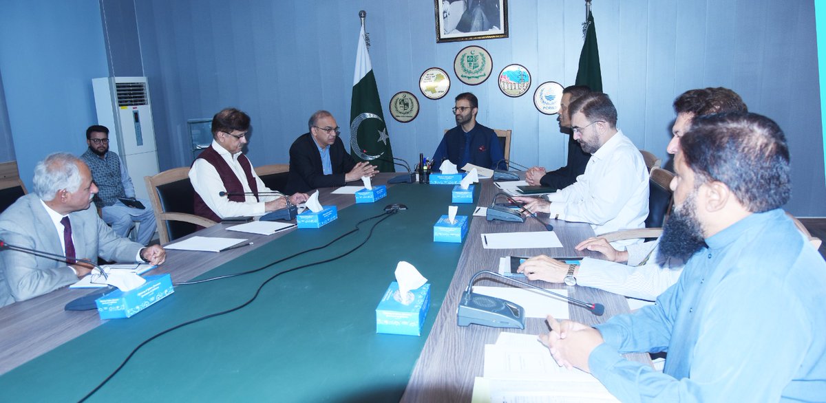 Care taker Federal Minister for Water Resources, Ahmad Irfan Aslam, is being briefed regarding the working of Ministry of water resources by the Secretary for Water Resources in Islamabad on 18.08.2023.