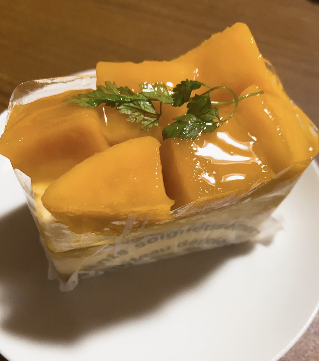 emk_plus's tweet photo. 大人気のマンゴーショートケーキ。季節限定なので、いつも売切れでなかなか食べることが出来なかったけど、今日はラッキーです〜⭐️
甘くて美味しいぃぃ〜😋
#マンゴー #ケーキ 
#スイーツ でハッピー気分に♪ https://t.co/rqSFswiGeu