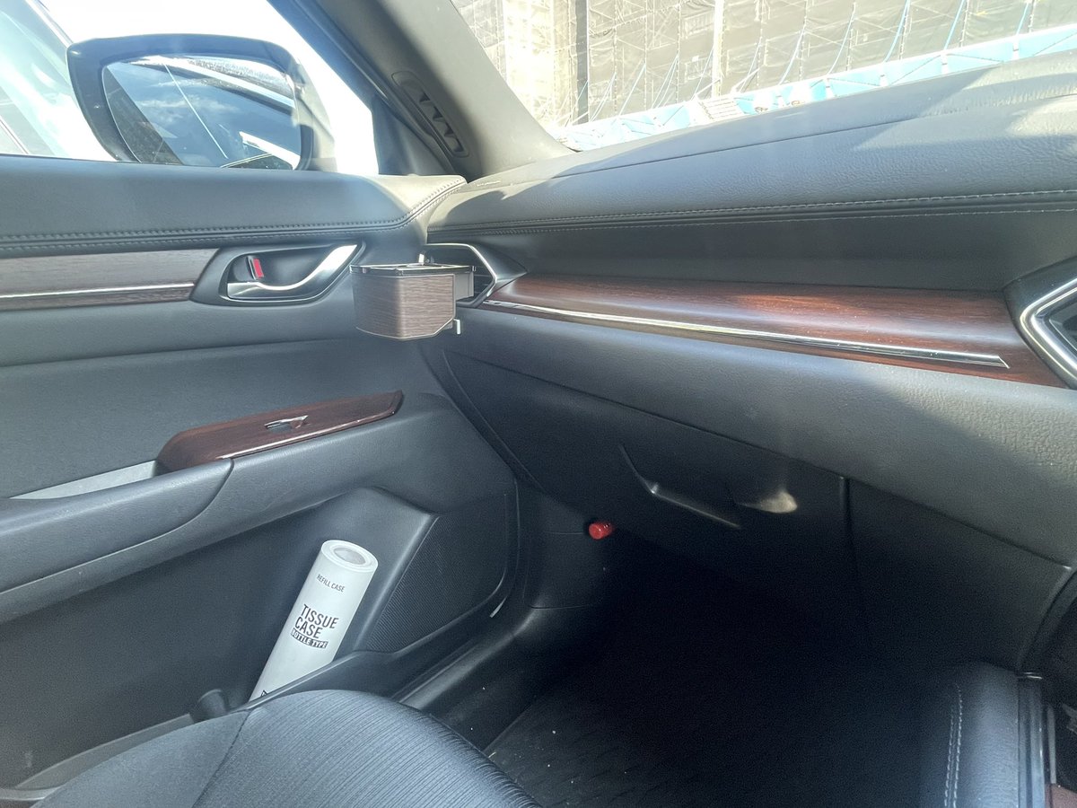 dir_0110's tweet photo. うちの車(CX-8)は最底辺グレードで内装がクソなんやけど、インパネバラして木目調にラッピングしたから少しマシな見た目ではある！ https://t.co/UMKiyqFvO1