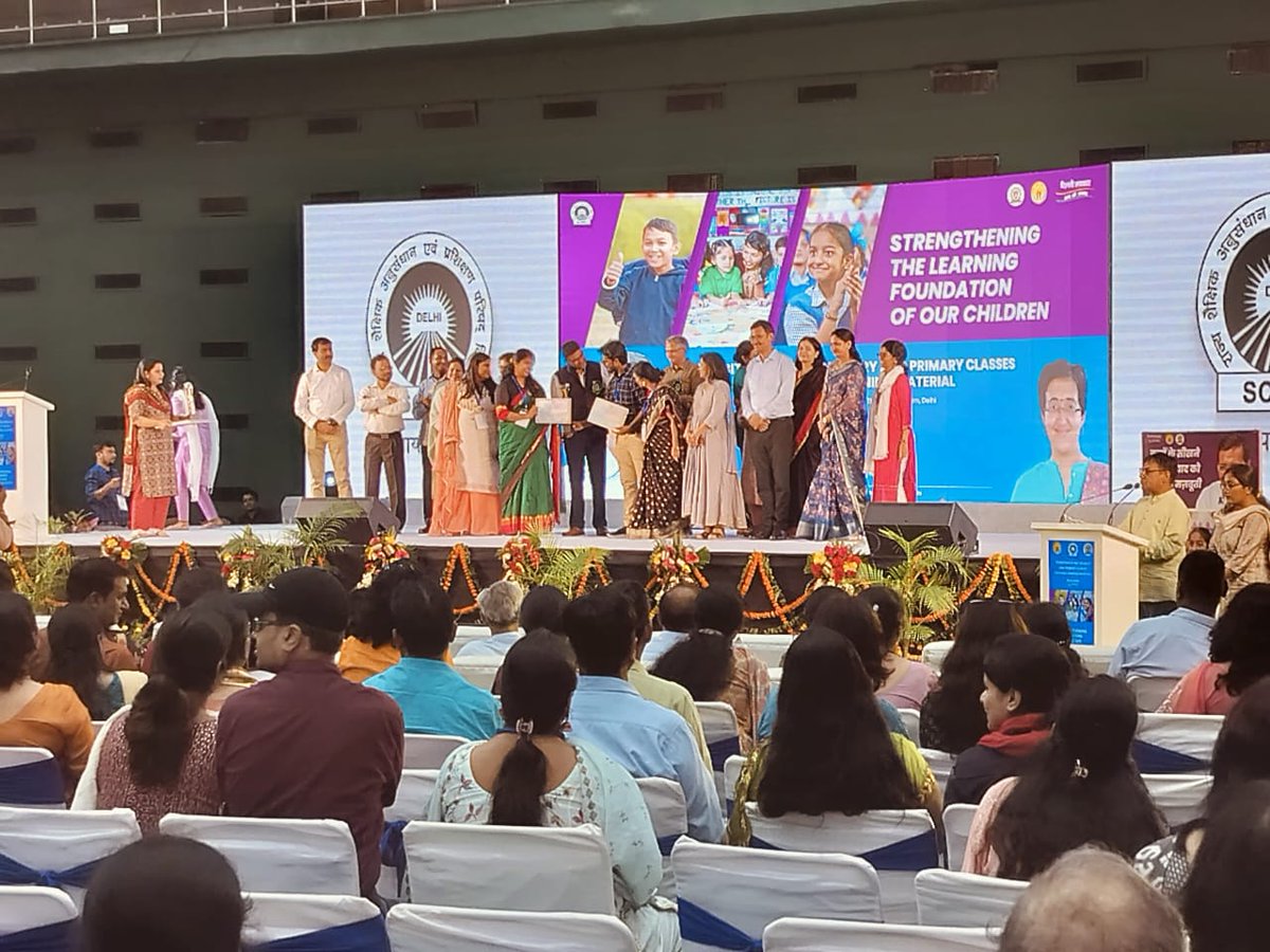 Reena100's tweet photo. 👏 SKV Vivek Vihar School, SBV Vivek Vihar School and DBSE team for winning the 1st prize in TLM exhibition within DBSE K10 Schools 💐 at Thyagraj Stadium. 
@Dir_Education 
@AtishiAAP 
@SCERT2021 
@PbpandeyB 
@delhieducation https://t.co/8jWDmB59mJ
