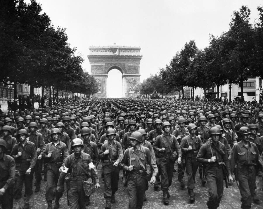 Amerikan askerleri Paris’te. Fransa’nın kurtuluşu gerçekleşiyor. 1944. 

#history #ww2 #tarih #ikincidünyasavaşı #france