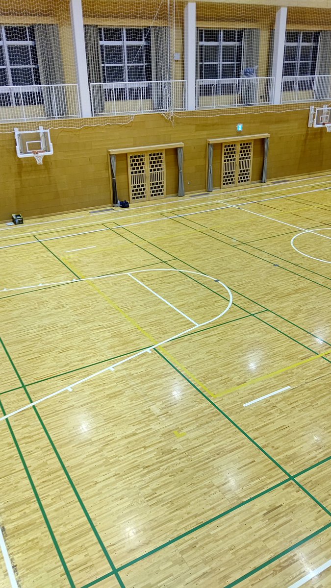 昨日の夜、卓球の練習のため、体育館の鍵をあけました。窓を開けただけで汗が吹き出て、練習前にびしょ濡れになりました😱

この時期の体育館は、夜でも３０℃以上あるので、熱中症に気をつけながら練習していますが、暑すぎてぼーっとしてきます😱

暑いですが練習頑張るぞ～👍

#卓球
#体育館暑い