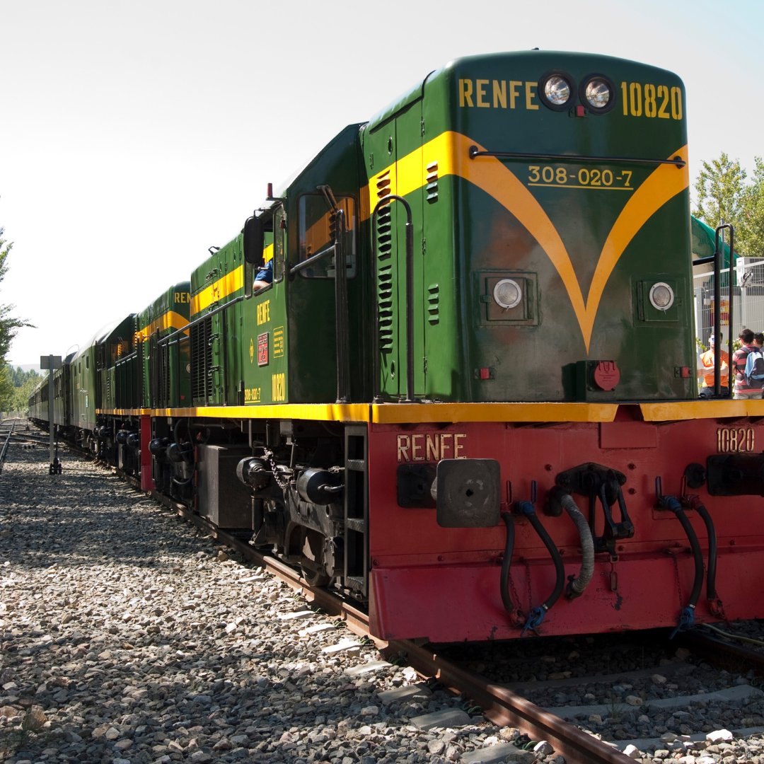 FGCcorporatiu's tweet photo. 🚂 El #TrendelsLlacs Històric torna a reprendre el servei aquest dissabte @turistren_fgc 

📅 Circularà cada dissabte fins al 21 d'octubre. Des de Lleida fins a La Pobla de Segur amb parada a Balaguer. 

👉 Més informació a https://t.co/LHJxpcm8m3

#Turistren #TurismeFGC #FGC https://t.co/AQ18ZLN1a2
