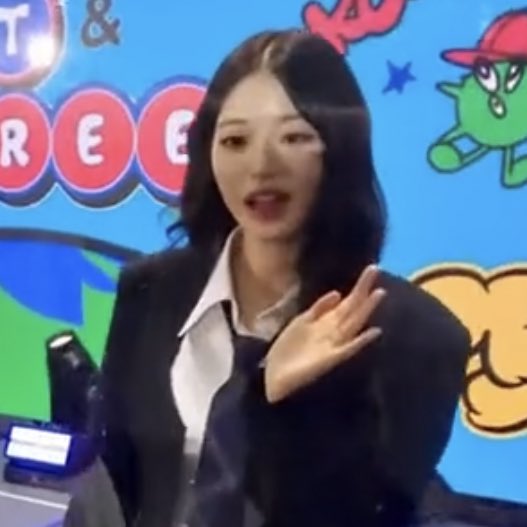 ivepics_'s tweet photo. op showed wonyoung a BLONDENYOUNG edit and this was her reaction 😭😭 she's so real https://t.co/bLVagu3oK2