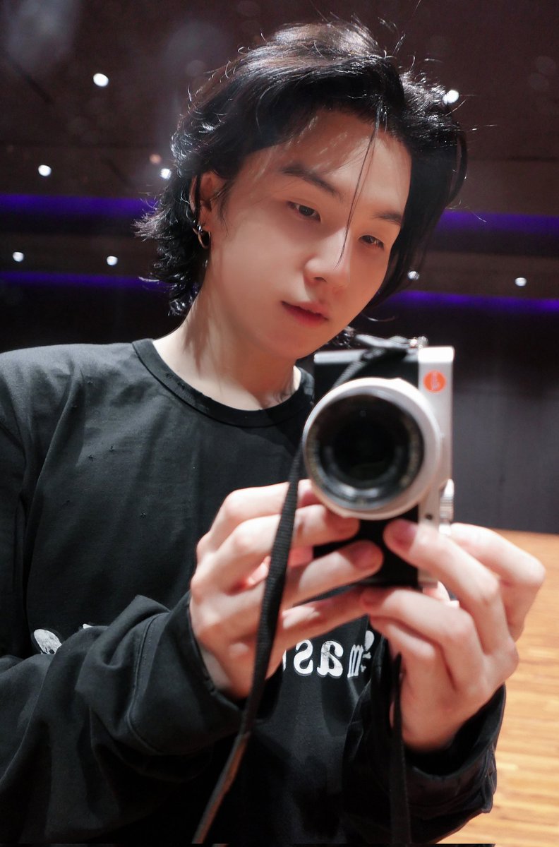 taetaesga's tweet photo. thinking about how gorgeous this yoongi is https://t.co/VB4EoZXNot