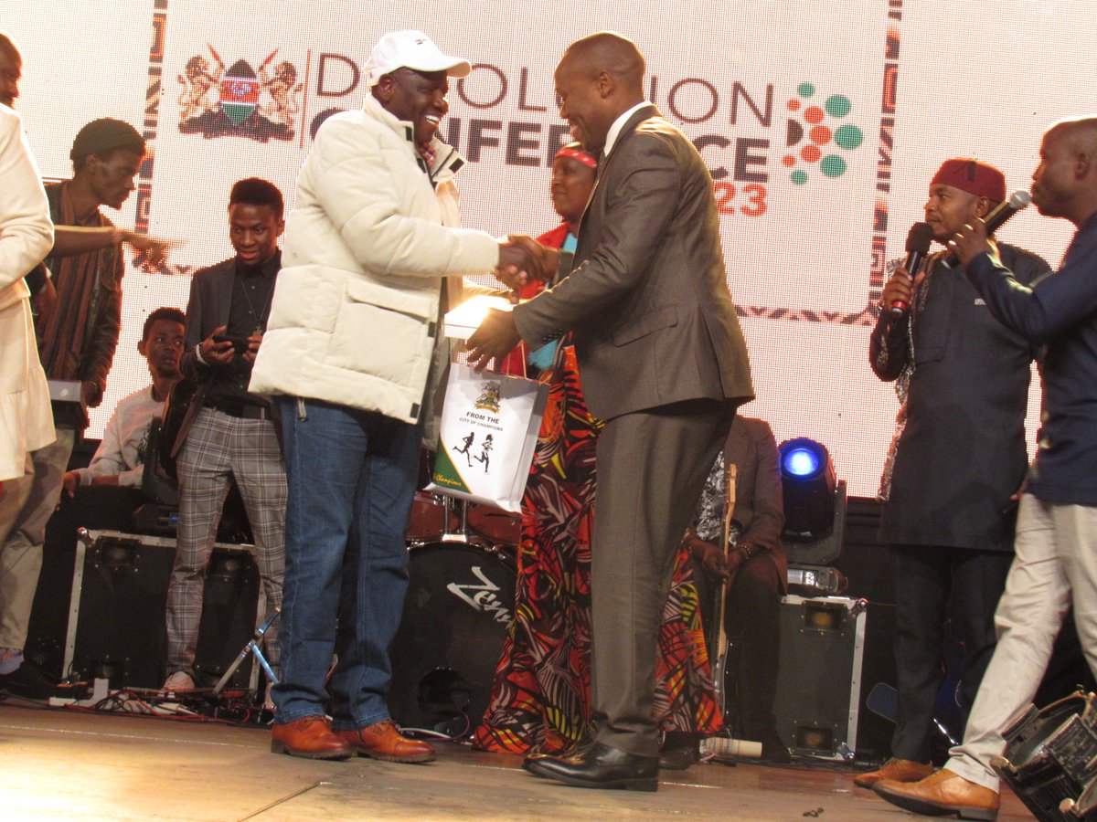 DrEliasMelly's tweet image. Thank you Hon. Janathan Bii, Uasin Gishu Governor for the gift.
Thank you Council of Governors for your recognition at the Devolution Conference 2023.
#DevolutionConference2023
#devolutionat10
#ncikenyaat10