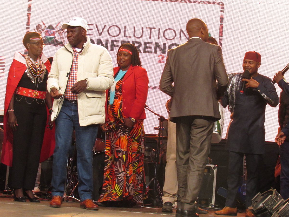 DrEliasMelly's tweet image. Thank you Hon. Janathan Bii, Uasin Gishu Governor for the gift.
Thank you Council of Governors for your recognition at the Devolution Conference 2023.
#DevolutionConference2023
#devolutionat10
#ncikenyaat10