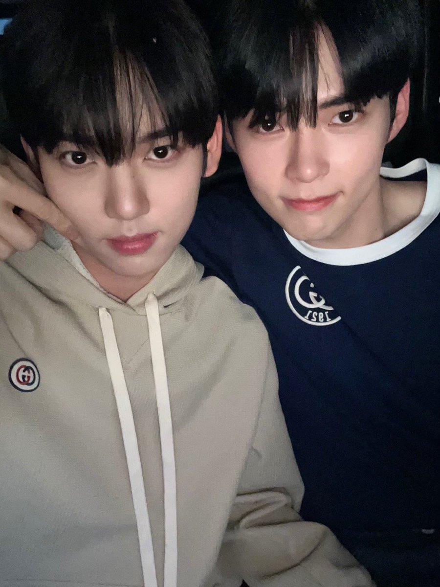 yujinzchee's tweet photo. Twins but 6 years difference https://t.co/tXFnypikFq