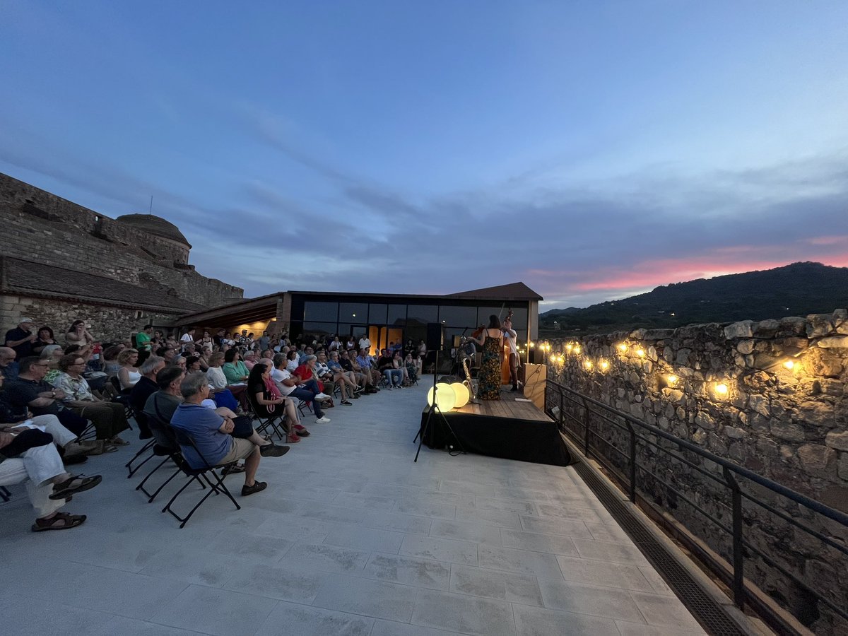 arnaumt_'s tweet photo. Ahir al vespre vam maridar jazz i vi des de la terrassa del Castell de la Selva del Camp, entre la catedral del Camp, Sant Pere i la Mussara. L'@AjSelvadelCamp ha encetat un nou cicle cultural, la Solpostada. Tant de bo obri camí a un canvi en les polítiques culturals al poble. https://t.co/WsRR7evnKX