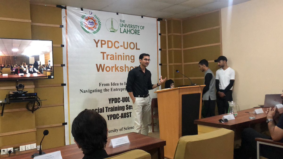 azkthr's tweet image. #UOLxAUST workshop #FromIdeatoImpact

@Asifasii delivering a delightful session on Youth Empowerment.
