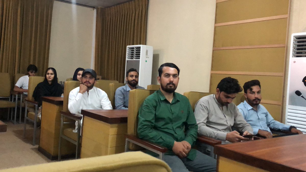 azkthr's tweet image. #UOLxAUST workshop #FromIdeatoImpact

@Asifasii delivering a delightful session on Youth Empowerment.