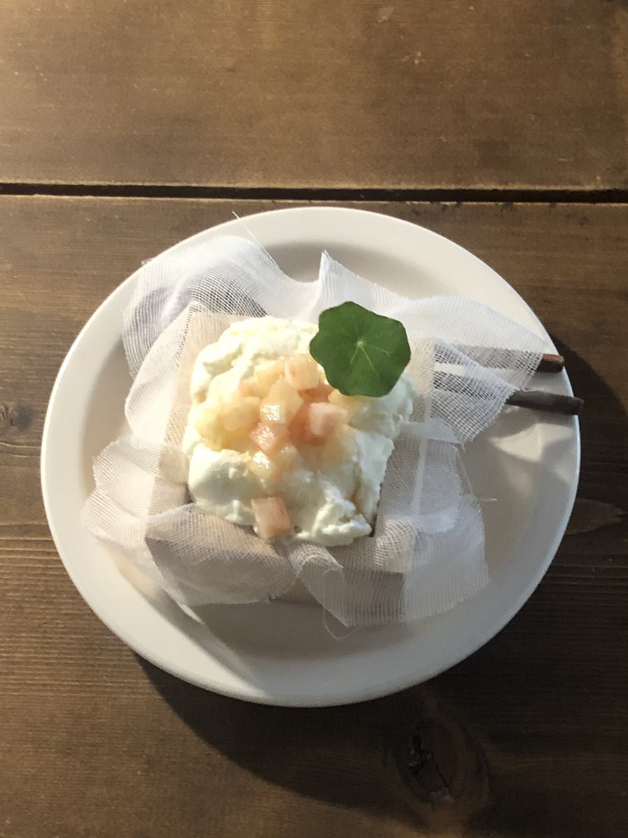 smwodn's tweet photo. 연화

복숭아크렘당쥬 (0.65)
아메리카노 (0.4)

심플책방, 모루 바로 맞은 편에 있는 카페! ���기에서만 맛볼 수 있는 (아마도..) 디저트가 많았음 커피는 조금 산미가 느���지는 편..! 복슬복슬 고양이가 반겨주는 카페 굿..😍 https://t.co/45s9hiVNNX