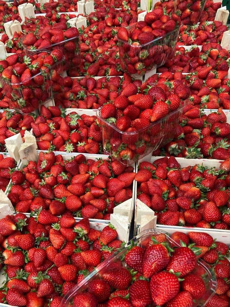 artindetails's tweet photo. strawberries 🍓 https://t.co/Bqw1LdWsyz