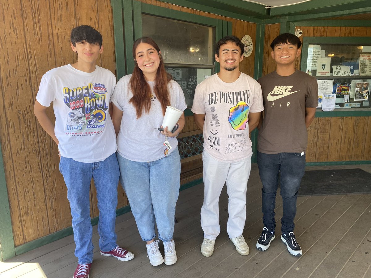 Martinez_Media_'s tweet photo. Met with Student Bulldog TV alumni for lunch this afternoon. Just missing a few, Noah moved into his dorm at UT today. I am so proud of these kiddos. I know they will continue to do great things🐾💙 https://t.co/nELkdcgK7R
