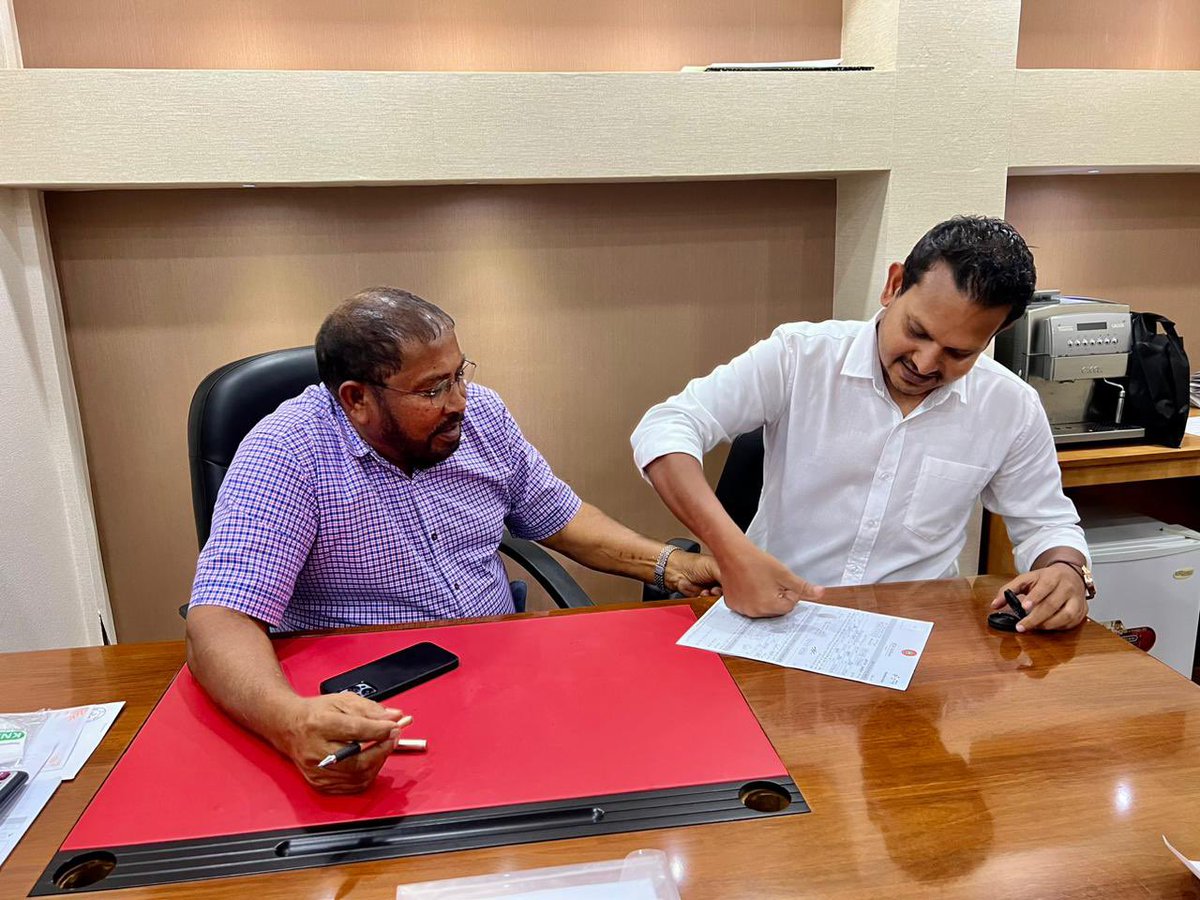 qasimibrahim's tweet photo. އެމް.ޑީ.އޭ އައްޑޫ ފޯކަލް ޕޮއިންޓް ގެ ގޮތުގަައި މަސައްކަތް ކުރައްވަމުން ދިޔަ، އައްޑޫ ހިތަދޫ މުޙައްމަދު އަސްލަމްއާައި، ޢަބްދުލް ޢަފޫރު، ޖުމްހޫރީ ޕާޓީ އާއި ގުޅިވަޑައިގެން ކުރިއަށް އޮތް ރިޔާސީ އިންތިޚާބު އަޅުގަނޑަށް ކާމިޔާބު ކޮށްދިނުމަށް މަސައްކަތް ކުރެއްވުމަށް ނިންމެވީތީ ނުހަނު އުފަލާ އެކު މަރުހަބާ ދަންނަވާ ޝުކުރު އަދާ ކުރަމެވެ. އަސްލަމާއި، އަބްދުލް ޢަފޫރު ފަދަ ގިނަ ޒުވާނުންގެ އެހީތެރި ކަމާ އެކު الله ގެ އިރާދަފުޅާއެކު ޖުމްހޫރީ ޕާޓީ ދާނީ ކުރިއަށެވެ.