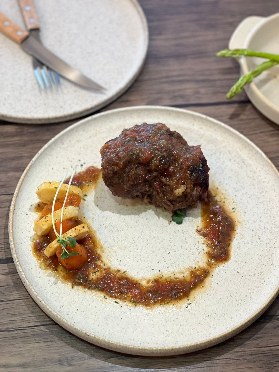 macao_cafe's tweet photo. こんにちは。本日のランチはピリ辛のアフリカチキンとよく煮込んだ牛テールです。

どちらも本格的なマカオ料理で、是非お試しください。

#マカオカフェ福岡 #ポルトガル料理 #ランチメニュー https://t.co/6WEoEDwb4A
