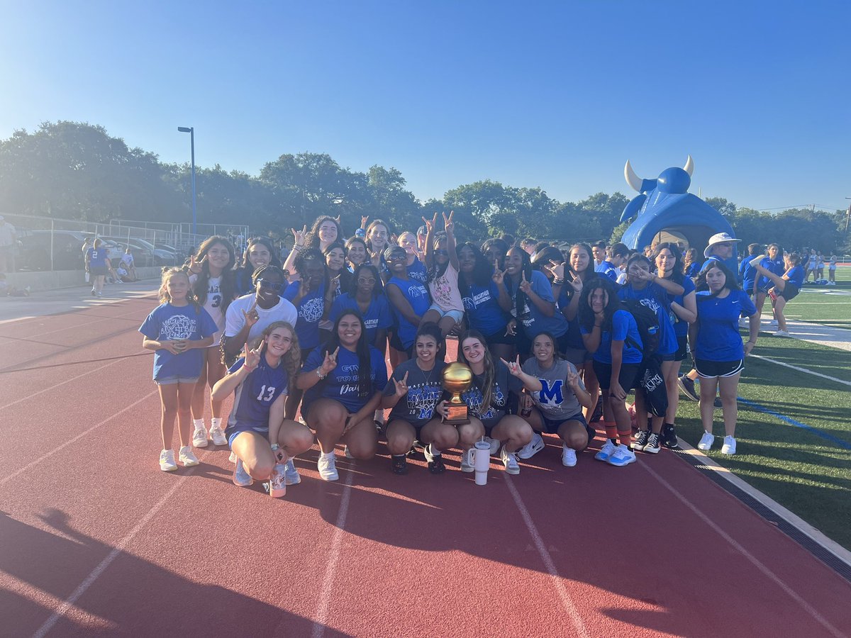 MacArthur_GB's tweet photo. Meet The Brahmas was some fun in the sun! ☀️ Can’t wait to get this amazing group of girls on the court! 🏀💙🏀#StartTheCountdown #BleedBlue
#DoMinate https://t.co/spjBXi1ijQ