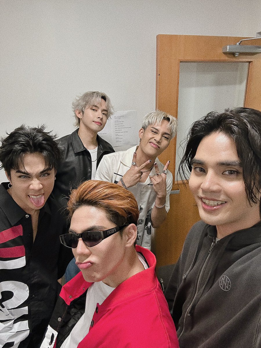 SB19Official's tweet photo. What’s up, VanCity!
Soundcheck, done. See y’all later! 💙
We’ll definitely have lots of fun!

#SB19PAGTATAG #SB19
#PAGTATAGWorldTour  #PAGTATAGWorldTourVancouver https://t.co/Mqe3CxngQN