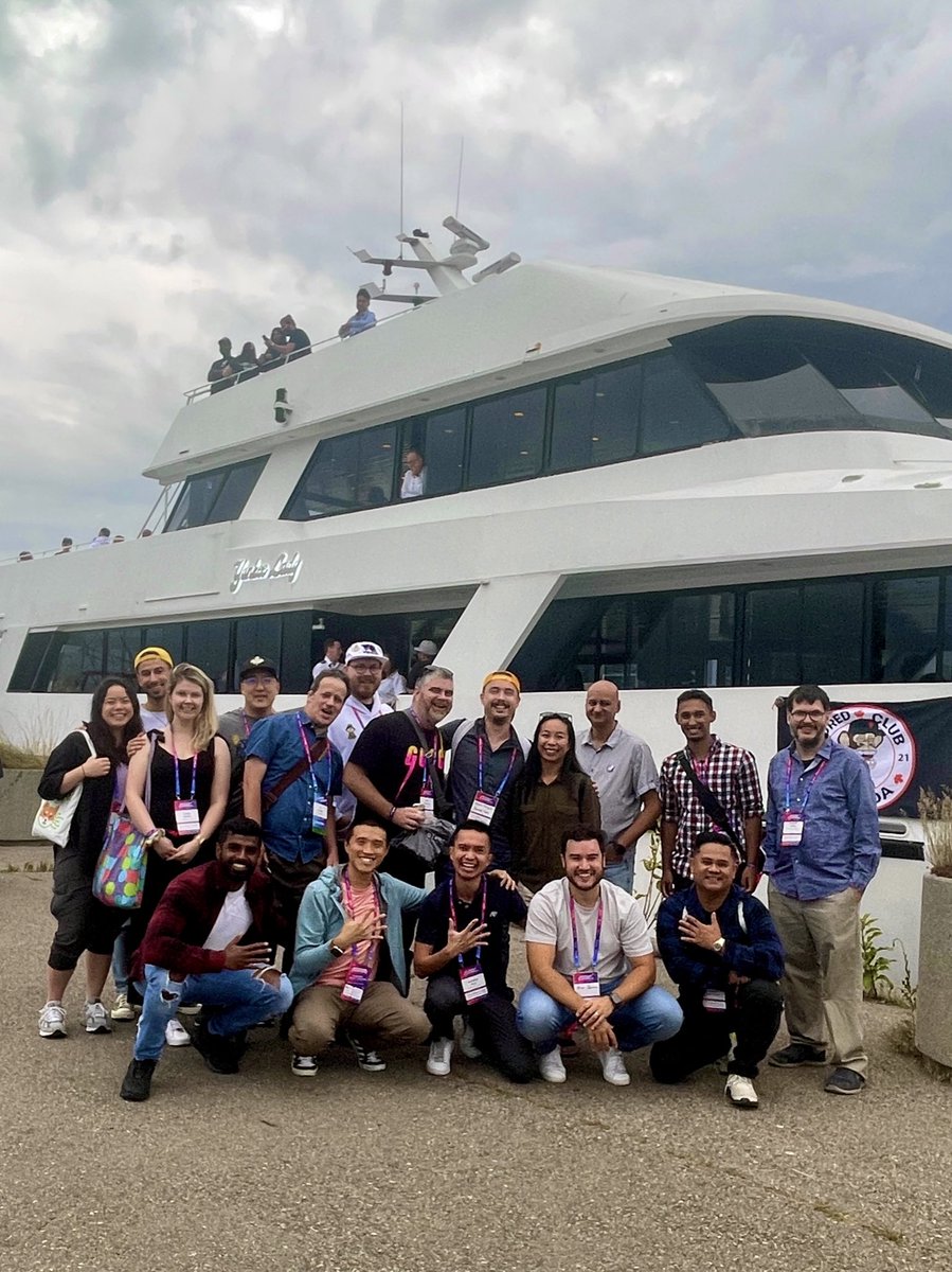 When <a href="/veefriends/">VeeFriends</a> Toronto takeover a Yacht 💚🇨🇦 

Special thanks to <a href="/untraceableinc/">Untraceable - Crypto Events since 2013 🚀</a> for hosting our community at <a href="/Futurist_conf/">Blockchain Futurist Conference</a> and <a href="/BoredClubCanada/">Bored Club Canada</a> for putting us on a Yacht and @Bitboy_Crypto for being part of the photo ;)