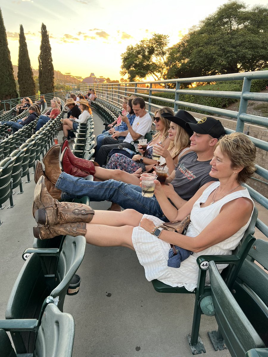 KevinKluis's tweet photo. Dierks Bentley tonight with the crew. Southern Cali. outdoor concerts hard to beat! https://t.co/vRN07K5myE