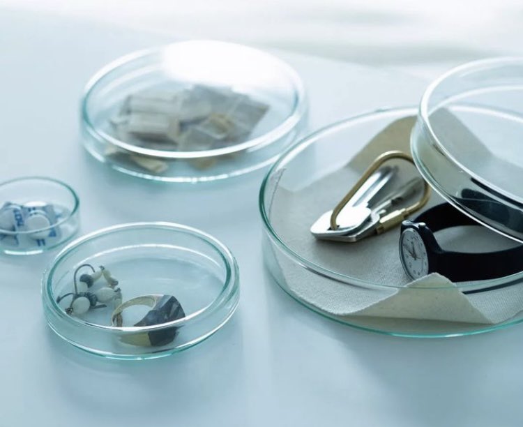 【丸の内店】BOROSIL Lab Glass FAIR
8/31まで開催中です。LAB GLASSシリーズより人気のシャーレをご紹介。ソーダガラス製のシャーレはクリップなど細々とした文房具やアクセサリーの収納にもおすすめ。食品にも使えるので、取皿としても◎収納だけでなく様々な用途で使えます。